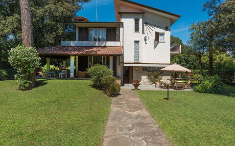 Villa la Meridiana 8+1: Bâtiment, Domicile, Zone Résidentielle, Maison, Toit, Arbuste, Chalet, Établissements Humains, Biens, Banlieue