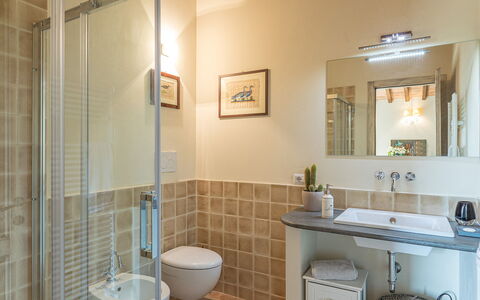Podere di Salci 10: Salle De Bains, Sol, Mur, Luminaire Plomberie, Design Intérieur, Sol, Lavabo, Évier, Robinet, Plomberie