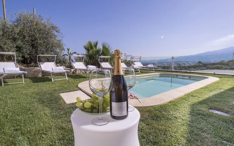 Villa Aura 6: Paysage, Colline, Recours, Piscine, Chaîne De Montagnes, Mobilier De Jardin, Aménagement Paysager, Eco Hôtel, Balancelle, Ville Resort