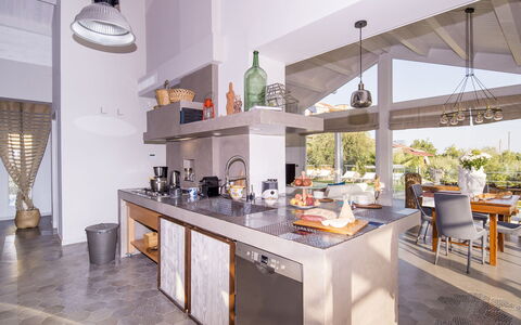Villa Aura 6: Cuisine, Meubles, Design Intérieur, Sol, Comptoir, Domicile, Plafond, Sol, Chaise, Éclairage