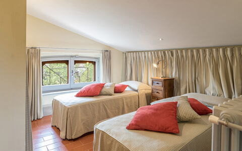 Villa Il Cedro 10+1: Meubles, Lit, Design Intérieur, Chambre, Bois, Pièce, Literie, Plafond, Drap De Lit, Linge