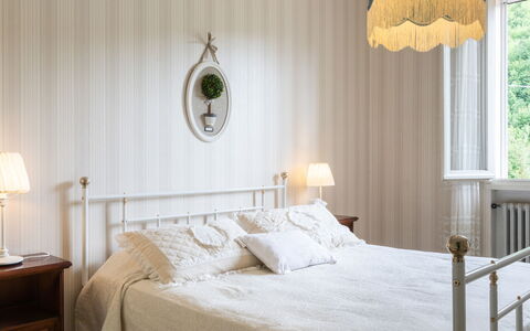 La Villa Dina 10: Design Intérieur, Chambre, Lit, Literie, Meubles, Drap De Lit, Bois, Linge, Textile, Sol