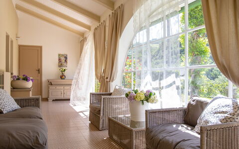 La Villa Dina 10: Meubles, Design Intérieur, Canapé, Bois, Sol, Sol, Salon, Domicile, Pièce, Éclairage