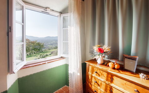 Villa Primo Sole 22: Design Intérieur, Pièce, Plafond, Rideau, Traitement De Fenetre, Tache De Bois, Linge, Chambre, Dur, Literie