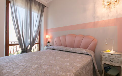 Villa Ombrosa 8: Meubles, Lit, Chambre, Design Intérieur, Literie, Drap De Lit, Linge, Pièce, Sol, Textile