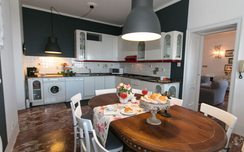 Villa Ombrosa 8: Meubles, Design Intérieur, Sol, Cuisine, Plafond, Pièce, Luminaire, Chaise, Sol, Table