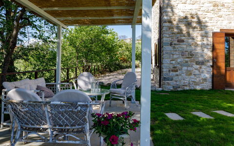 Villa Agostini 10: Meubles, Chaise, Mobilier De Jardin, Domicile, Jardin, Porche, Ombre, Porte, Tableau De Plein Air, Arrière-Cour