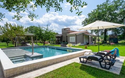 Cottage Violapo 6+2: Piscine, Zone Résidentielle, Recours, Jardin, Lot Terre, Domicile, Biens, Arrière-Cour, Aménagement Paysager, Caractéristique De L'Eau