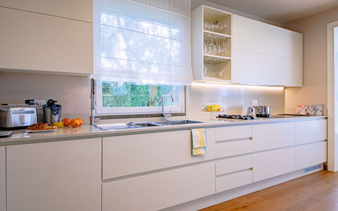 La Perla tra Gli Ulivi 12: Cuisine, Design Intérieur, Comptoir, Bois, Cabinetry, Appareil De Cuisine, Meubles, Sol, Domicile, Éclairage