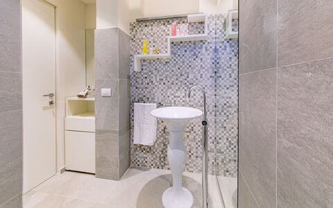 La Perla tra Gli Ulivi 12: Mur, Sol, Design Intérieur, Sol, Luminaire Plomberie, Tuile, Salle De Bains, Toilette, Composite, Plomberie