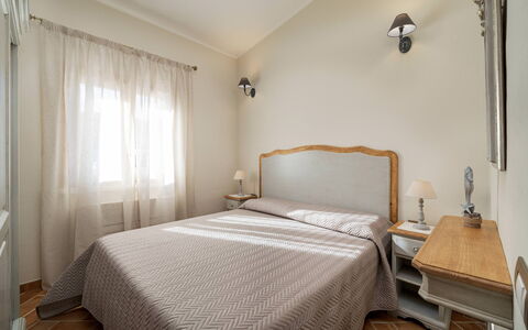 Villa Gea 8: Lit, Meubles, Chambre, Mur, Drap De Lit, Design Intérieur, Literie, Linge, Pièce, Plafond