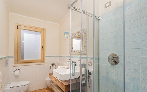 Villa Gea 8: Salle De Bains, Luminaire Plomberie, Sol, Design Intérieur, Mur, Sol, Lavabo, Robinet, Évier, Plomberie