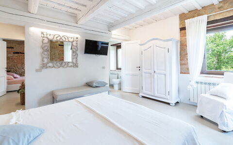 Villa Casanostra 12: Meubles, Chambre, Lit, Domicile, Literie, Design Intérieur, Drap De Lit, Appartement, Linge, Cadre De Lit