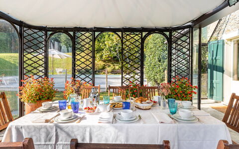 Villa la Dolce 8: Meubles, Table, Chaise, Design Intérieur, Table Cuisine Et Salle A Manger, Salle À Manger, Nappe De Table, Restaurant, Pièce, Tableau De Plein Air