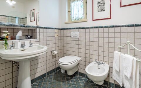 Villa la Dolce 8: Luminaire Plomberie, Salle De Bains, Sol, Lavabo, Design Intérieur, Sol, Évier, Robinet, Plomberie, Siège De Toilette