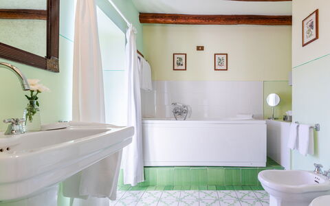 Villa Rivetta 6+2: Design Intérieur, Salle De Bains, Luminaire Plomberie, Sol, Sol, Baignoire, Plomberie, Robinet, Tuile, Évier