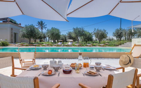 Villa Passo degli Aironi 12: Piscine, Recours, Mobilier De Jardin, Chaise, Biens, Eco Hôtel, Hacienda, Parapluie, Ombre, Aménagement Paysager