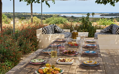 Villa Majoli 9: Meubles, Table, Mobilier De Jardin, Chaise, Tableau De Plein Air, Jardin, Table Cuisine Et Salle A Manger, Ombre, Restaurant, Patio