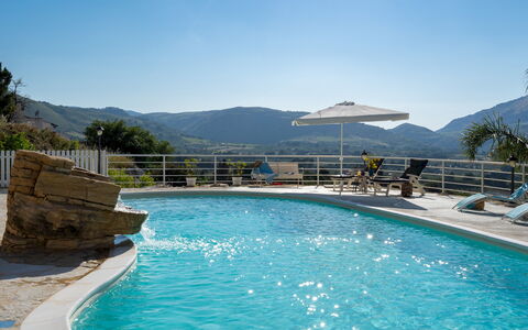 Villa Olimpia 6+2: Piscine, L'Eau, Mobilier De Jardin, Recours, Meubles, Loisir, Parapluie, Eco Hôtel, Chaise, Chaîne De Montagnes