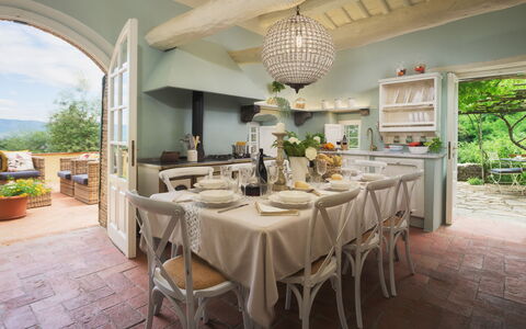 Villa Marraccini 8: Meubles, Design Intérieur, Chaise, Table, Salle À Manger, Table Cuisine Et Salle A Manger, Domicile, Plafond, Éclairage, Vaisselle