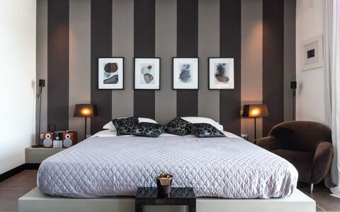 Villa Atmosfere 8: Meubles, Lit, Design Intérieur, Chambre, Literie, Mur, Drap De Lit, Sol, Sol, Plafond