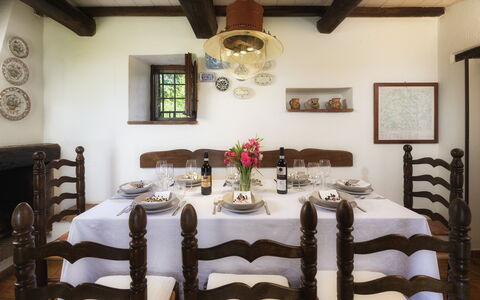 Podere Caprarecce 8: Meubles, Design Intérieur, Table, Bois, Table Cuisine Et Salle A Manger, Salle À Manger, Chaise, Sol, Vaisselle, Pièce