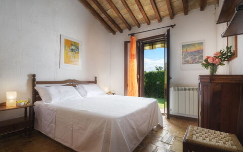 Podere Caprarecce 8: Mur, Meubles, Domicile, Chambre, Lit, Cadre De Lit, Dur, Literie, Plante D'Appartement, Tache De Bois