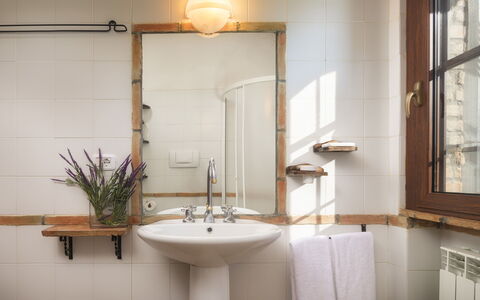 Podere Caprarecce 8: Design Intérieur, Luminaire Plomberie, Lavabo, Salle De Bains, Miroir, Robinet, Plomberie, Évier, Luminaire
