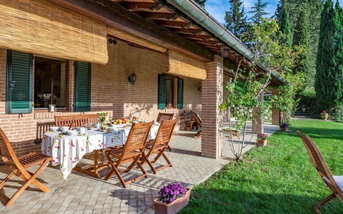 Villa Il Baiocco 8: Meubles, Mobilier De Jardin, Tableau De Plein Air, Ombre, Chalet, Eco Hôtel, Chaise, Porche, Pot De Fleur, Plante D'Appartement