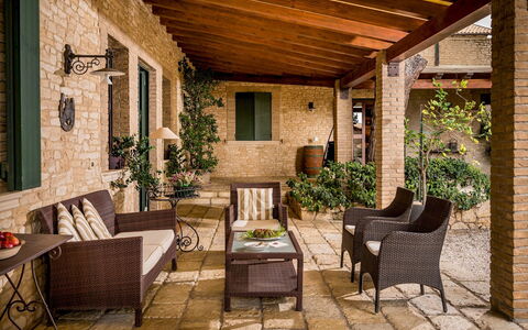 Villa Terra del Sole 8: Meubles, Chaise, Mobilier De Jardin, Bois, Table, Design Intérieur, Sol, Porche, Sol, Pot De Fleur