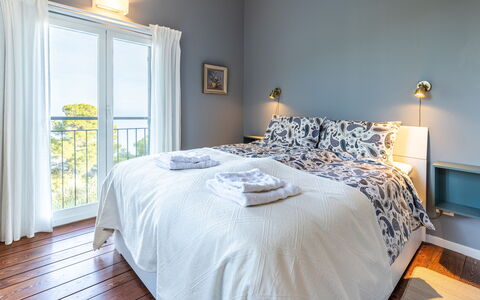 Villa nel Blu 8: Lit, Chambre, Literie, Drap De Lit, Design Intérieur, Meubles, Linge, Sol, Sol, Cadre De Lit