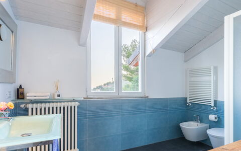 Villa nel Blu 8: Sol, Luminaire Plomberie, Sol, Design Intérieur, Robinet, Plomberie, Salle De Bains, Plafond, Composite, Évier