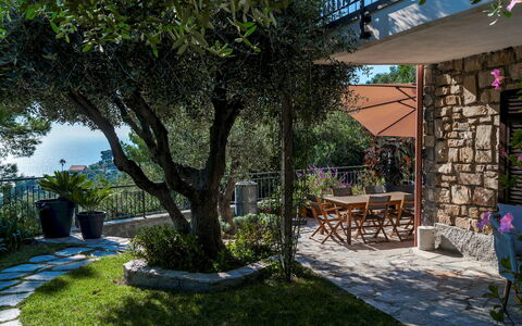 Villa nel Blu 8: Meubles, Chaise, Mobilier De Jardin, Jardin, Ombre, Tableau De Plein Air, Arrière-Cour, Cour, Aménagement Paysager, Patio