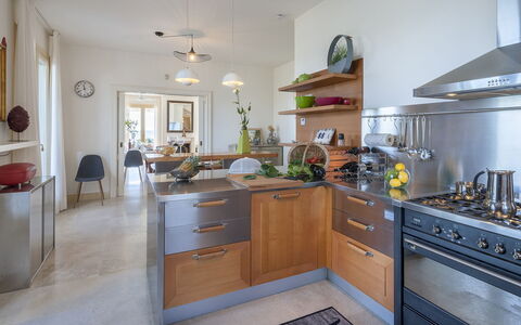Villa Lucente 6+2: Cuisine, Appareil De Cuisine, Comptoir, Meubles, Cabinetry, Design Intérieur, Principaux Appliance, Sol, Bois, Électroménager