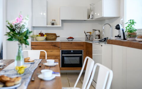 Villa Soleluna 7+1: Meubles, Appareil De Cuisine, Comptoir, Cuisine, Cabinetry, Design Intérieur, Bois, Sol, Électroménager, Principaux Appliance