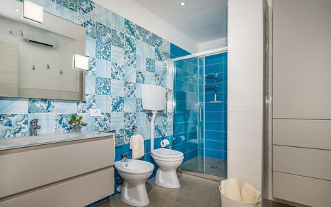 Dama dei Venti 6+2: Bleu, Luminaire Plomberie, Sol, Sol, Design Intérieur, Salle De Bains, Évier, Tuile, Toilette, Plomberie