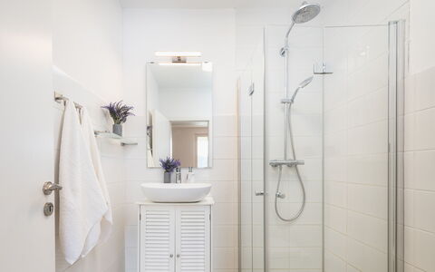 Villa Laconella 8+4: Salle De Bains, Design Intérieur, Luminaire Plomberie, Sol, Sol, Toilette, Plomberie, Porte, Robinet, Évier