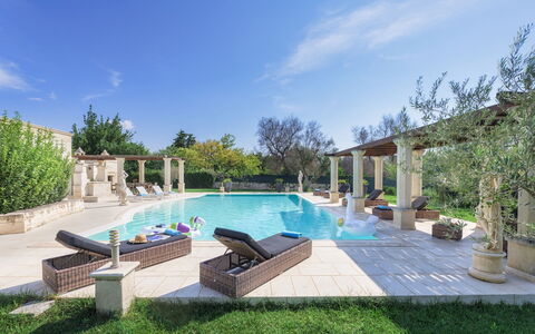 Villa la Dolce Vita 6: Piscine, Caractéristique De L'Eau, Composite, Biens, Jardin, Ombre, Recours, Colonne, Aménagement Paysager, Hacienda