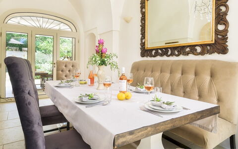 Villa la Dolce Vita 6: Meubles, Design Intérieur, Table, Chaise, Salle À Manger, Table Cuisine Et Salle A Manger, Vaisselle, Pièce, Éclairage, Sol