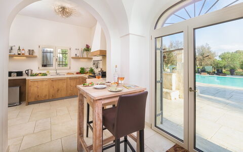 Villa la Dolce Vita 6: Design Intérieur, Cuisine, Comptoir, Meubles, Sol, Plafond, Sol, Cabinetry, Table Cuisine Et Salle A Manger, Chaise