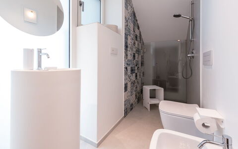 Villa Petrillo 6: Salle De Bains, Luminaire Plomberie, Sol, Sol, Mur, Design Intérieur, Toilette, Évier, Siège De Toilette, Plomberie