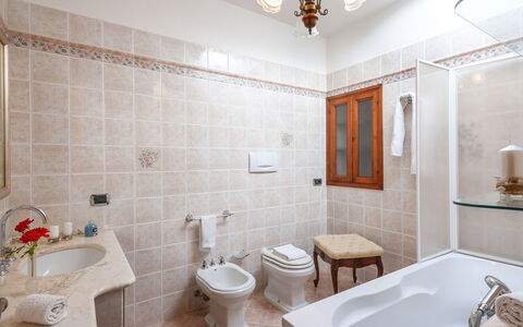 Villa Banci 8: Luminaire Plomberie, Design Intérieur, Sol, Salle De Bains, Sol, Lavabo, Évier, Robinet, Plomberie, Plafond