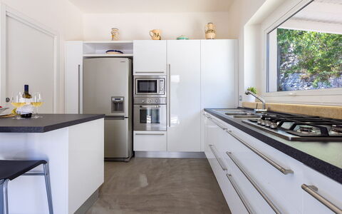 Villa Calypso 8: Appareil De Cuisine, Cuisine, Comptoir, Design Intérieur, Principaux Appliance, Cabinetry, Meubles, Sol, Électroménager, Bois