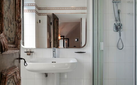 Torre Grimaldi 2+2: Salle De Bains, Luminaire Plomberie, Design Intérieur, Lavabo, Robinet, Plomberie, Pièce, Miroir, Sol, Sol