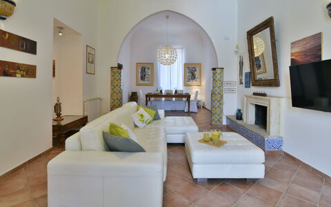 Villa Afrodite 8: Meubles, Design Intérieur, Sol, Canapé, Sol, Salon, Éclairage, Plafond, Pièce, Domicile