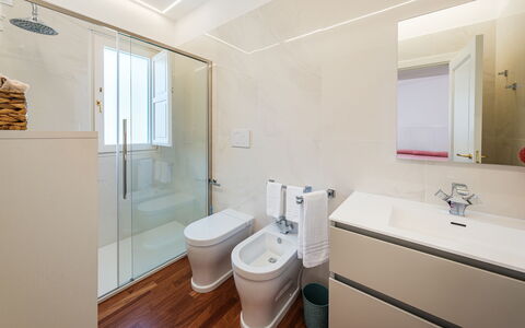 Villa Bellina 6: Salle De Bains, Sol, Luminaire Plomberie, Sol, Design Intérieur, Mur, Siège De Toilette, Toilette, Lavabo, Évier