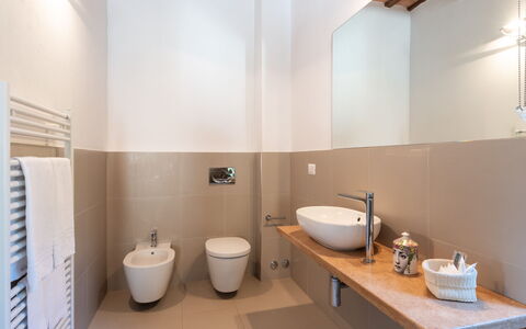 I Lauri 12: Salle De Bains, Sol, Luminaire Plomberie, Lavabo, Mur, Sol, Design Intérieur, Évier, Robinet, Plomberie