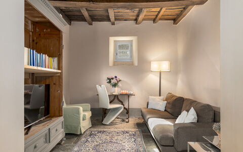 Villa la Rassinata 8: Meubles, Design Intérieur, Mur, Sol, Bois, Pièce, Canapé, Sol, Salon, Plafond