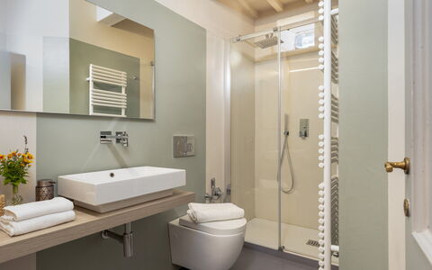 Villa la Rassinata 8: Salle De Bains, Design Intérieur, Luminaire Plomberie, Sol, Sol, Lavabo, Évier, Toilette, Robinet, Plafond