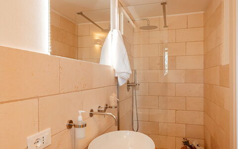 Villa Belkis 6: Mur, Design Intérieur, Lavabo, Sol, Luminaire Plomberie, Salle De Bains, Bois, Sol, Robinet, Éclairage